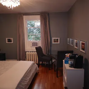 With King Bed In Shared 3 Bedroom Downtown , Montreal Canada
